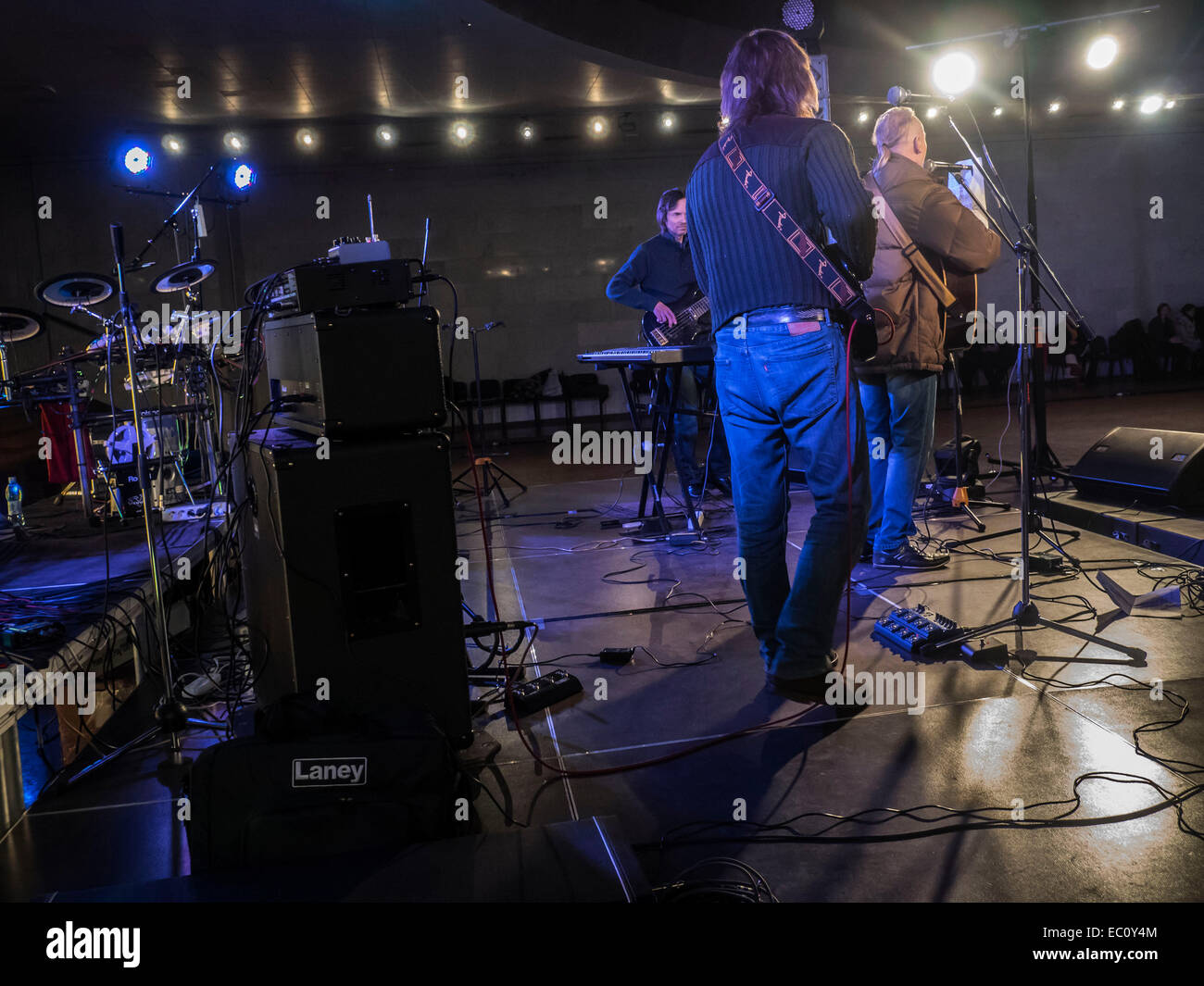 Kiew, Ukraine. 7. Dezember 2014. Ukrainische Gruppe "Fata Morgana" Proben vor dem Konzert bekannt. -Benefiz-Konzert in Erinnerung an Lennons "Give Peace a Chance" fand in Sonntag, 7. Dezember 2014, Kiew, Ukraine statt. Musiker sind Geld, um Flüchtlinge und Soldaten kämpfen im Osten der Ukraine zu helfen erhöhen. Bildnachweis: Igor Golovnov/Alamy Live-Nachrichten Stockfoto