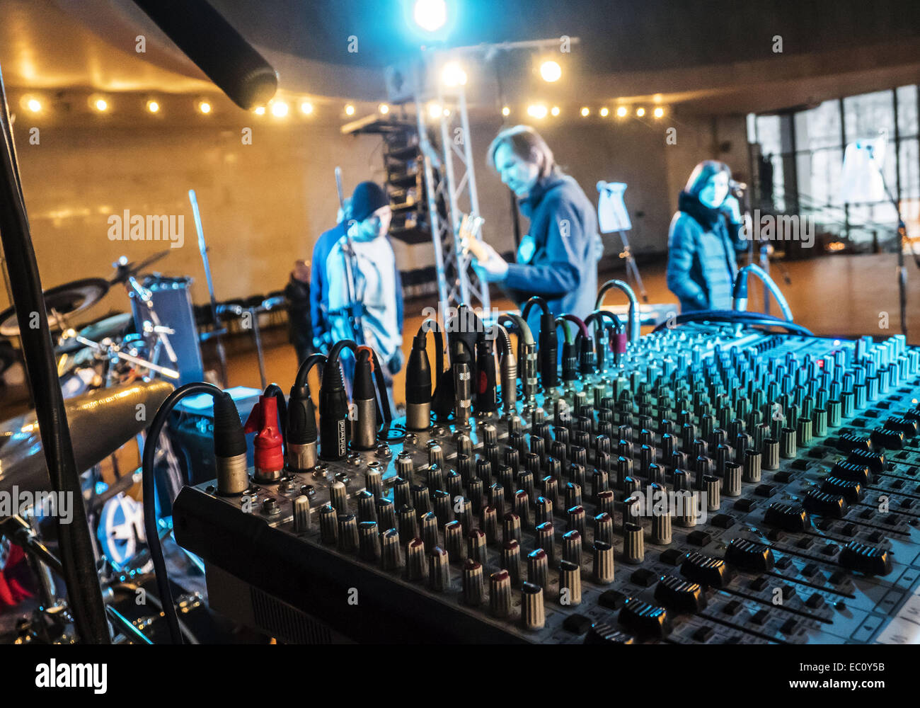 7. Dezember 2014 - Gruppe bekannt ukrainische '' Fata Morgana'' Proben vor dem Konzert. -Benefiz-Konzert in Erinnerung an Lennons "Give Peace a Chance'' fand in Sonntag, 7. Dezember 2014, Kiew, Ukraine statt. Musiker sind Geld, um Flüchtlinge und Soldaten kämpfen im Osten der Ukraine zu helfen erhöhen. © Igor Golovniov/ZUMA Draht/Alamy Live-Nachrichten Stockfoto