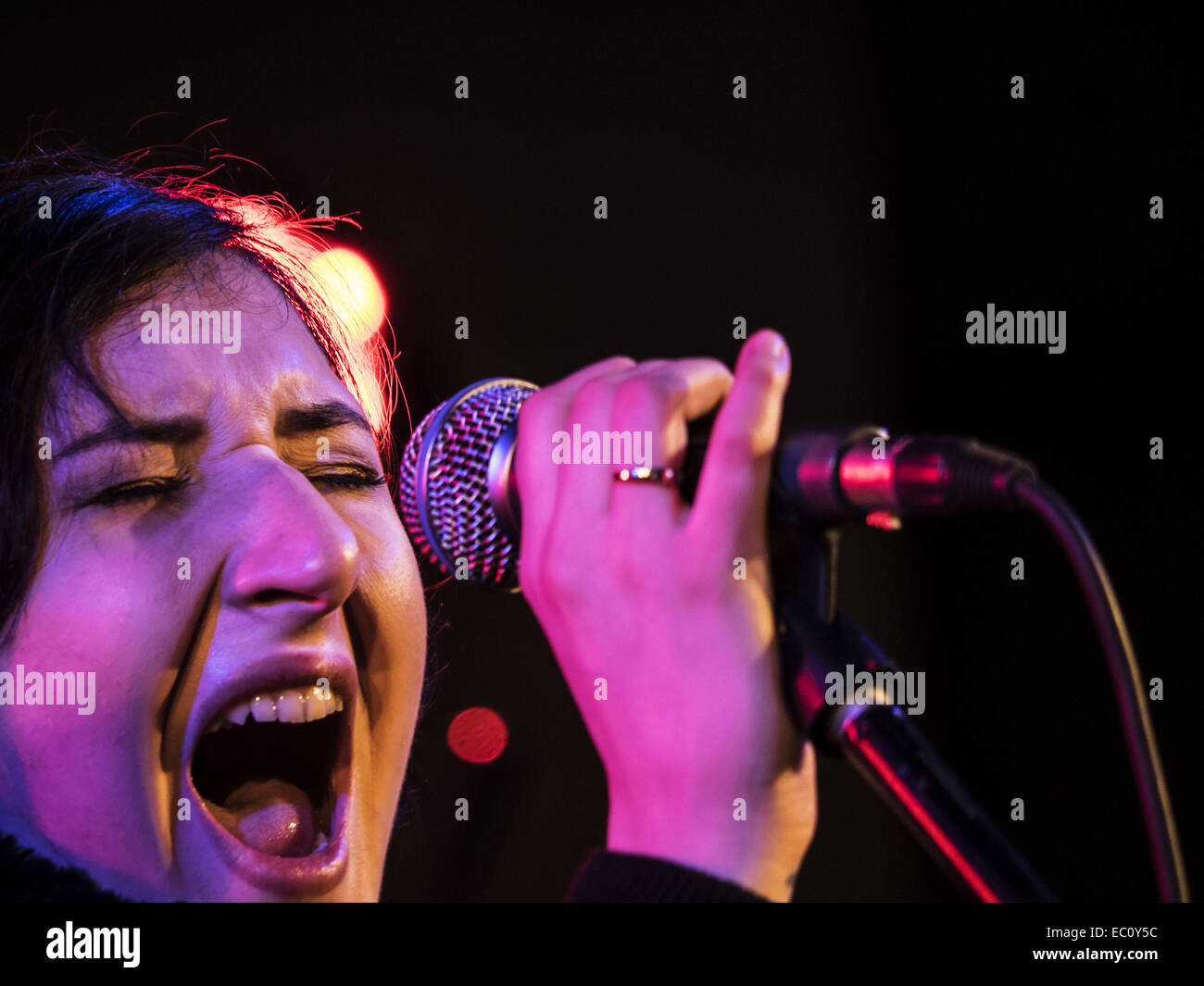 7. Dezember 2014 - Gruppe bekannt ukrainische '' Fata Morgana'' Proben vor dem Konzert. -Benefiz-Konzert in Erinnerung an Lennons "Give Peace a Chance'' fand in Sonntag, 7. Dezember 2014, Kiew, Ukraine statt. Musiker sind Geld, um Flüchtlinge und Soldaten kämpfen im Osten der Ukraine zu helfen erhöhen. © Igor Golovniov/ZUMA Draht/Alamy Live-Nachrichten Stockfoto