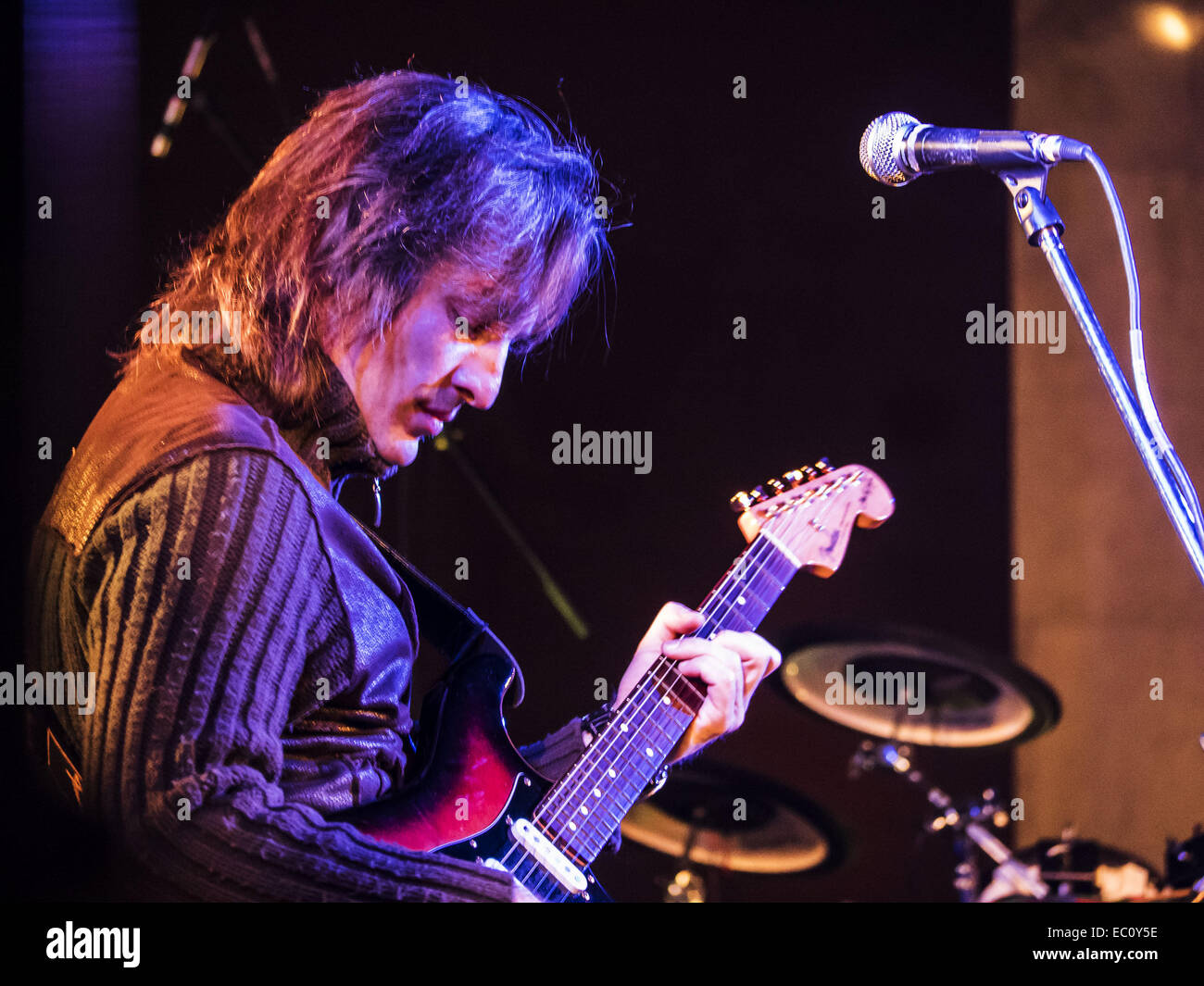 7. Dezember 2014 - Gruppe bekannt ukrainische '' Fata Morgana'' Proben vor dem Konzert. -Benefiz-Konzert in Erinnerung an Lennons "Give Peace a Chance'' fand in Sonntag, 7. Dezember 2014, Kiew, Ukraine statt. Musiker sind Geld, um Flüchtlinge und Soldaten kämpfen im Osten der Ukraine zu helfen erhöhen. © Igor Golovniov/ZUMA Draht/Alamy Live-Nachrichten Stockfoto