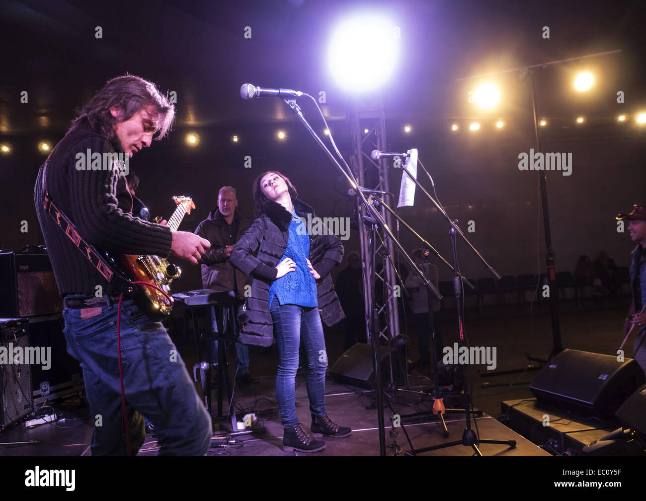 7. Dezember 2014 - Gruppe bekannt ukrainische '' Fata Morgana'' Proben vor dem Konzert. -Benefiz-Konzert in Erinnerung an Lennons "Give Peace a Chance'' fand in Sonntag, 7. Dezember 2014, Kiew, Ukraine statt. Musiker sind Geld, um Flüchtlinge und Soldaten kämpfen im Osten der Ukraine zu helfen erhöhen. © Igor Golovniov/ZUMA Draht/Alamy Live-Nachrichten Stockfoto