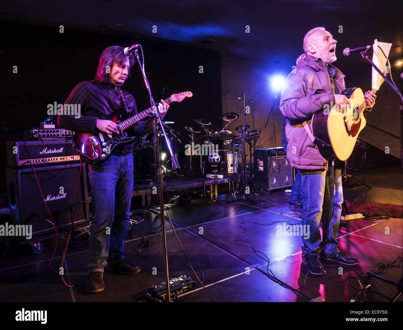 7. Dezember 2014 - Gruppe bekannt ukrainische '' Fata Morgana'' Proben vor dem Konzert. -Benefiz-Konzert in Erinnerung an Lennons "Give Peace a Chance'' fand in Sonntag, 7. Dezember 2014, Kiew, Ukraine statt. Musiker sind Geld, um Flüchtlinge und Soldaten kämpfen im Osten der Ukraine zu helfen erhöhen. © Igor Golovniov/ZUMA Draht/Alamy Live-Nachrichten Stockfoto