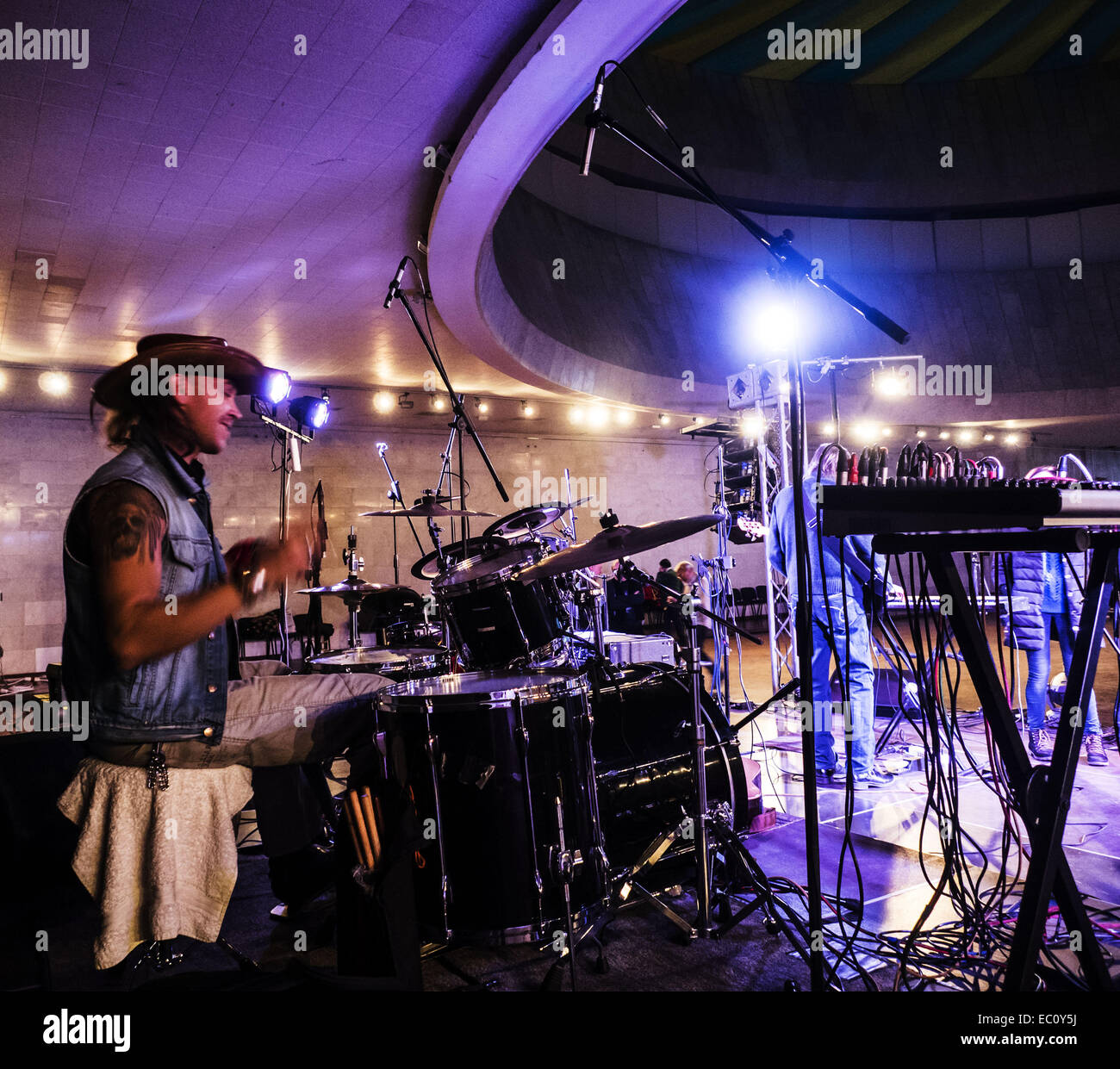 7. Dezember 2014 - Gruppe bekannt ukrainische '' Fata Morgana'' Proben vor dem Konzert. -Benefiz-Konzert in Erinnerung an Lennons "Give Peace a Chance'' fand in Sonntag, 7. Dezember 2014, Kiew, Ukraine statt. Musiker sind Geld, um Flüchtlinge und Soldaten kämpfen im Osten der Ukraine zu helfen erhöhen. © Igor Golovniov/ZUMA Draht/Alamy Live-Nachrichten Stockfoto