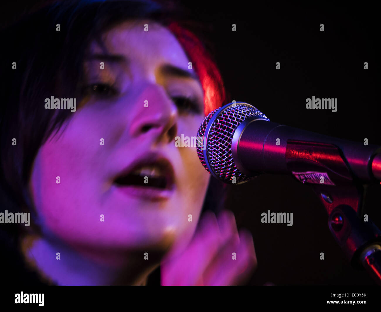 7. Dezember 2014 - Gruppe bekannt ukrainische '' Fata Morgana'' Proben vor dem Konzert. -Benefiz-Konzert in Erinnerung an Lennons "Give Peace a Chance'' fand in Sonntag, 7. Dezember 2014, Kiew, Ukraine statt. Musiker sind Geld, um Flüchtlinge und Soldaten kämpfen im Osten der Ukraine zu helfen erhöhen. © Igor Golovniov/ZUMA Draht/Alamy Live-Nachrichten Stockfoto