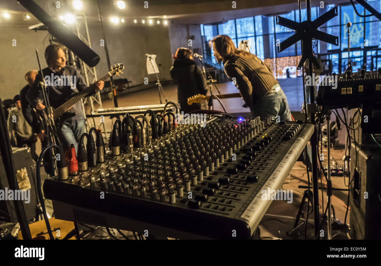 7. Dezember 2014 - Gruppe bekannt ukrainische '' Fata Morgana'' Proben vor dem Konzert. -Benefiz-Konzert in Erinnerung an Lennons "Give Peace a Chance'' fand in Sonntag, 7. Dezember 2014, Kiew, Ukraine statt. Musiker sind Geld, um Flüchtlinge und Soldaten kämpfen im Osten der Ukraine zu helfen erhöhen. © Igor Golovniov/ZUMA Draht/Alamy Live-Nachrichten Stockfoto