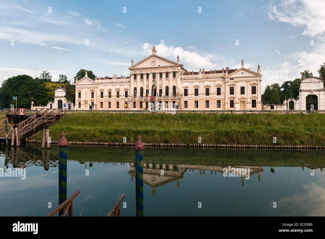 Blick auf die prächtige barocke Villa Pisani in Stra im Veneto, von der anderen Seite des Brenta-Kanals aus gesehen Stockfoto