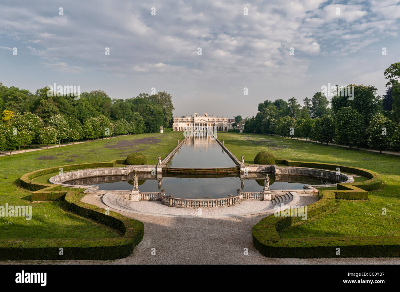 Villa Pisani in Stra, Italien. Der Pavillon und Stallungen am Ende des Kanals, die 1740 von Girolamo Frigimelica gebaut Stockfoto