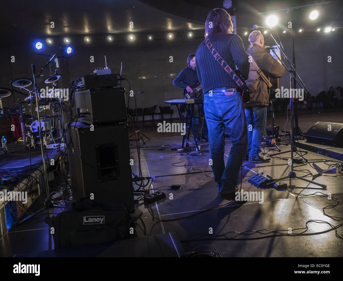 7. Dezember 2014 - Gruppe bekannt ukrainische '' Fata Morgana'' Proben vor dem Konzert. -Benefiz-Konzert in Erinnerung an Lennons "Give Peace a Chance'' fand in Sonntag, 7. Dezember 2014, Kiew, Ukraine statt. Musiker sind Geld, um Flüchtlinge und Soldaten kämpfen im Osten der Ukraine zu helfen erhöhen. © Igor Golovniov/ZUMA Draht/Alamy Live-Nachrichten Stockfoto