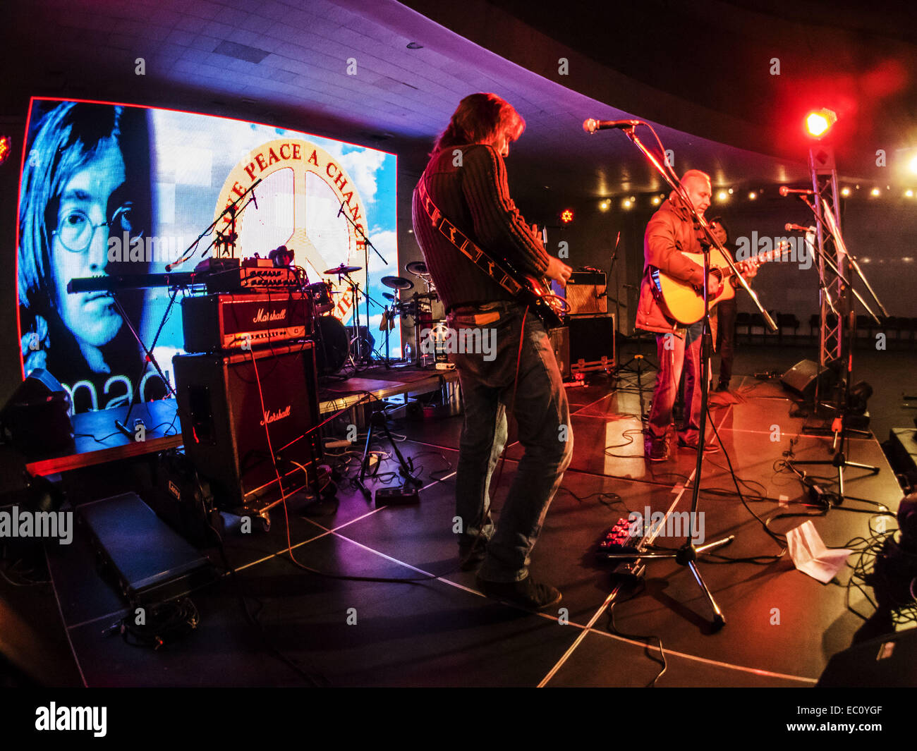 7. Dezember 2014 - Gruppe bekannt ukrainische '' Fata Morgana'' Proben vor dem Konzert. -Benefiz-Konzert in Erinnerung an Lennons "Give Peace a Chance'' fand in Sonntag, 7. Dezember 2014, Kiew, Ukraine statt. Musiker sind Geld, um Flüchtlinge und Soldaten kämpfen im Osten der Ukraine zu helfen erhöhen. © Igor Golovniov/ZUMA Draht/Alamy Live-Nachrichten Stockfoto