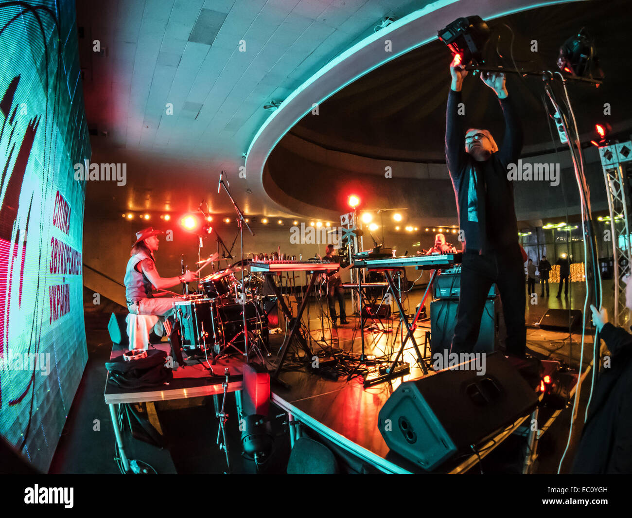 7. Dezember 2014 - Gruppe bekannt ukrainische '' Fata Morgana'' Proben vor dem Konzert. -Benefiz-Konzert in Erinnerung an Lennons "Give Peace a Chance'' fand in Sonntag, 7. Dezember 2014, Kiew, Ukraine statt. Musiker sind Geld, um Flüchtlinge und Soldaten kämpfen im Osten der Ukraine zu helfen erhöhen. © Igor Golovniov/ZUMA Draht/Alamy Live-Nachrichten Stockfoto