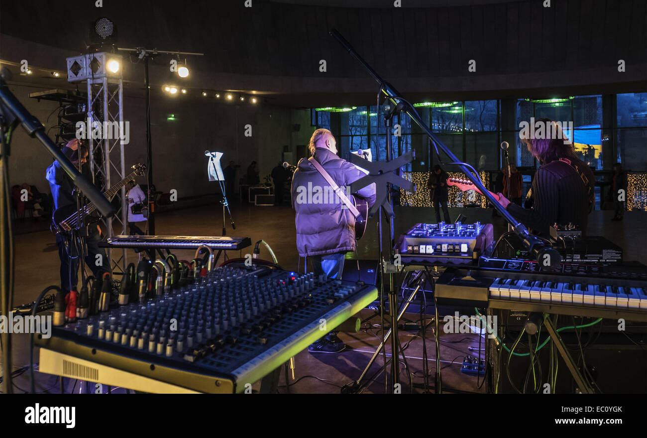 7. Dezember 2014 - Gruppe bekannt ukrainische '' Fata Morgana'' Proben vor dem Konzert. -Benefiz-Konzert in Erinnerung an Lennons "Give Peace a Chance'' fand in Sonntag, 7. Dezember 2014, Kiew, Ukraine statt. Musiker sind Geld, um Flüchtlinge und Soldaten kämpfen im Osten der Ukraine zu helfen erhöhen. © Igor Golovniov/ZUMA Draht/Alamy Live-Nachrichten Stockfoto