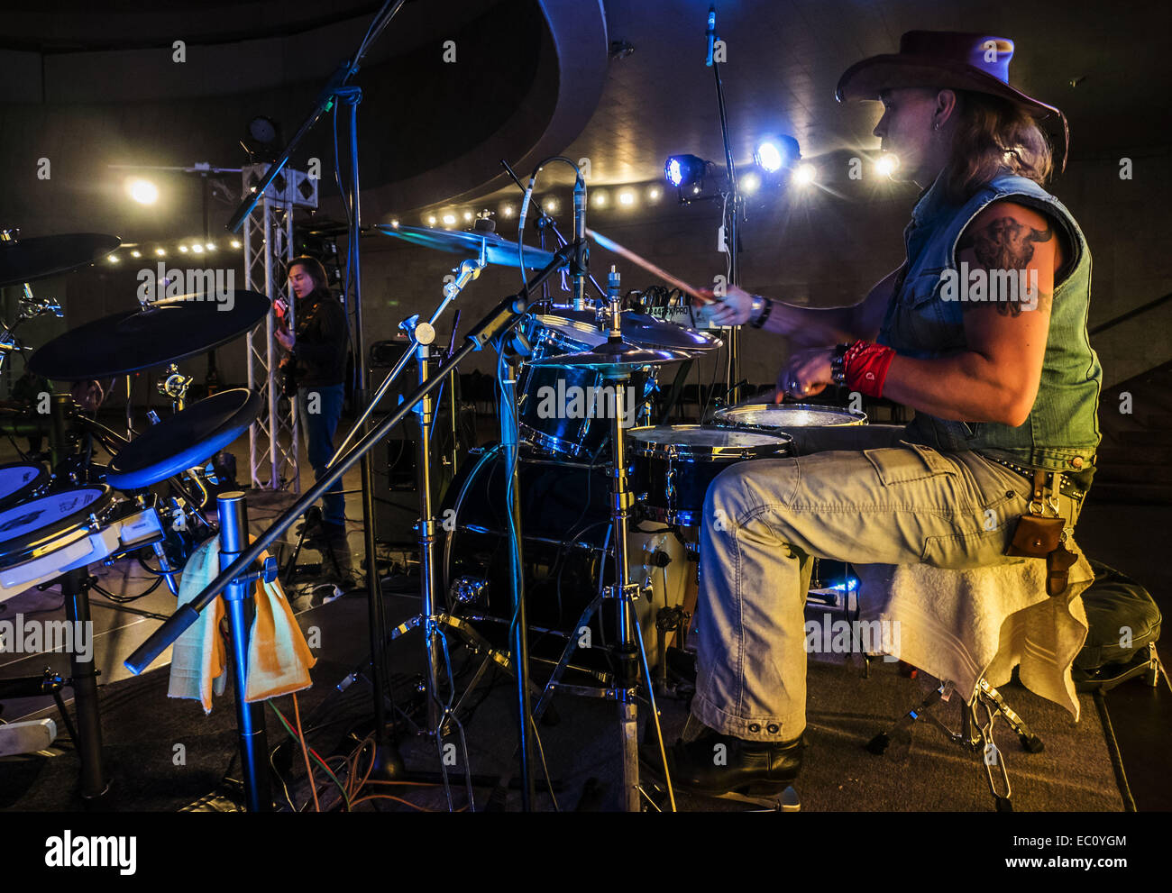 7. Dezember 2014 - Gruppe bekannt ukrainische '' Fata Morgana'' Proben vor dem Konzert. -Benefiz-Konzert in Erinnerung an Lennons "Give Peace a Chance'' fand in Sonntag, 7. Dezember 2014, Kiew, Ukraine statt. Musiker sind Geld, um Flüchtlinge und Soldaten kämpfen im Osten der Ukraine zu helfen erhöhen. © Igor Golovniov/ZUMA Draht/Alamy Live-Nachrichten Stockfoto