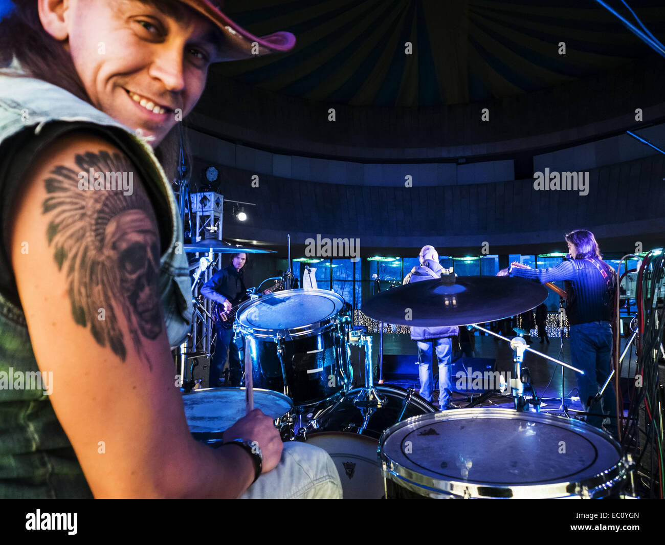 7. Dezember 2014 - Gruppe bekannt ukrainische '' Fata Morgana'' Proben vor dem Konzert. -Benefiz-Konzert in Erinnerung an Lennons "Give Peace a Chance'' fand in Sonntag, 7. Dezember 2014, Kiew, Ukraine statt. Musiker sind Geld, um Flüchtlinge und Soldaten kämpfen im Osten der Ukraine zu helfen erhöhen. © Igor Golovniov/ZUMA Draht/Alamy Live-Nachrichten Stockfoto