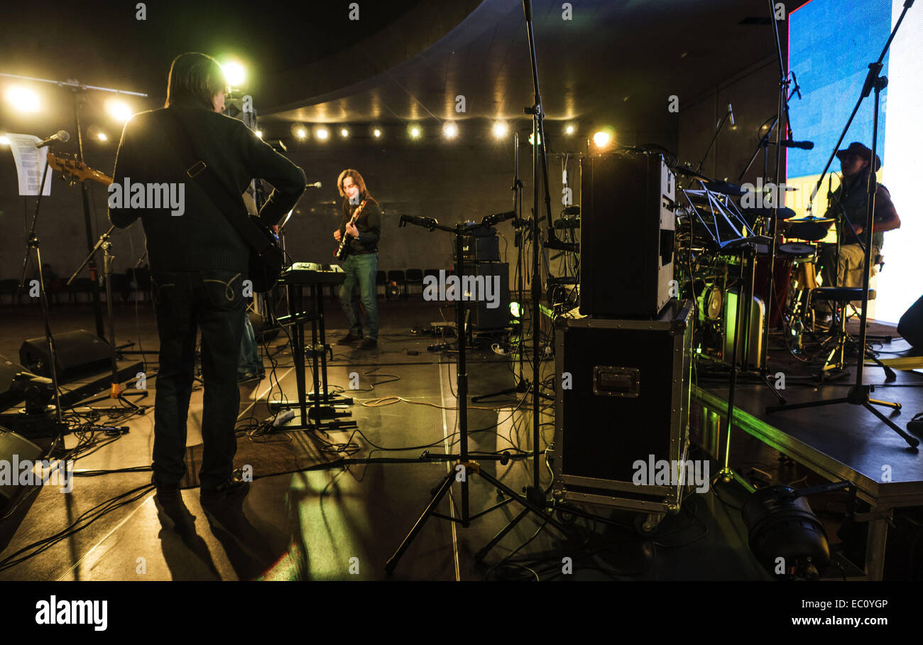 7. Dezember 2014 - Gruppe bekannt ukrainische '' Fata Morgana'' Proben vor dem Konzert. -Benefiz-Konzert in Erinnerung an Lennons "Give Peace a Chance'' fand in Sonntag, 7. Dezember 2014, Kiew, Ukraine statt. Musiker sind Geld, um Flüchtlinge und Soldaten kämpfen im Osten der Ukraine zu helfen erhöhen. © Igor Golovniov/ZUMA Draht/Alamy Live-Nachrichten Stockfoto