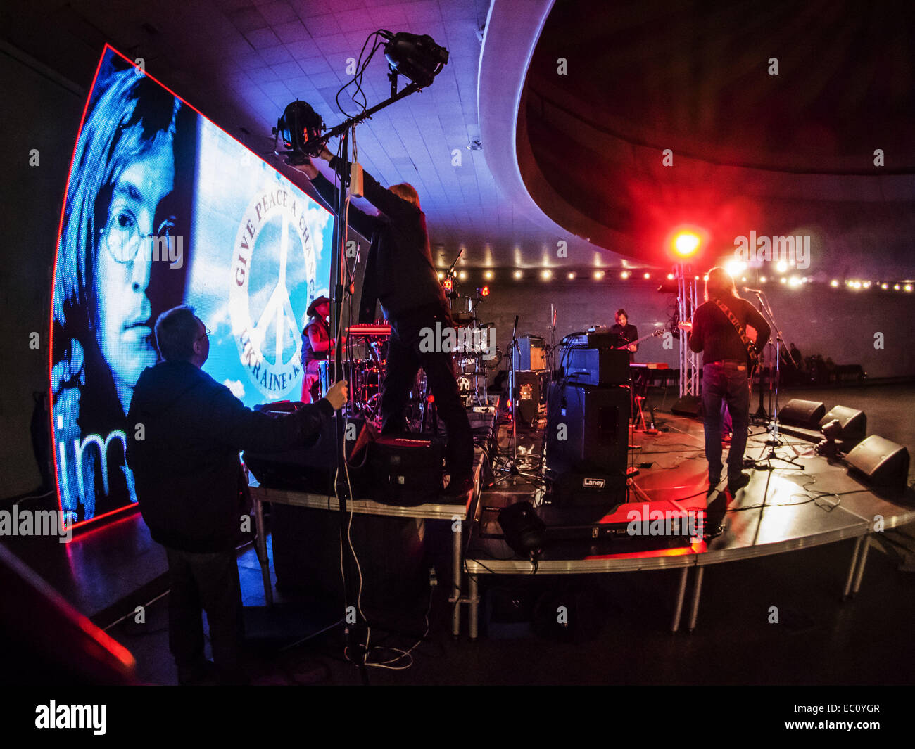 7. Dezember 2014 - Gruppe bekannt ukrainische '' Fata Morgana'' Proben vor dem Konzert. -Benefiz-Konzert in Erinnerung an Lennons "Give Peace a Chance'' fand in Sonntag, 7. Dezember 2014, Kiew, Ukraine statt. Musiker sind Geld, um Flüchtlinge und Soldaten kämpfen im Osten der Ukraine zu helfen erhöhen. © Igor Golovniov/ZUMA Draht/Alamy Live-Nachrichten Stockfoto