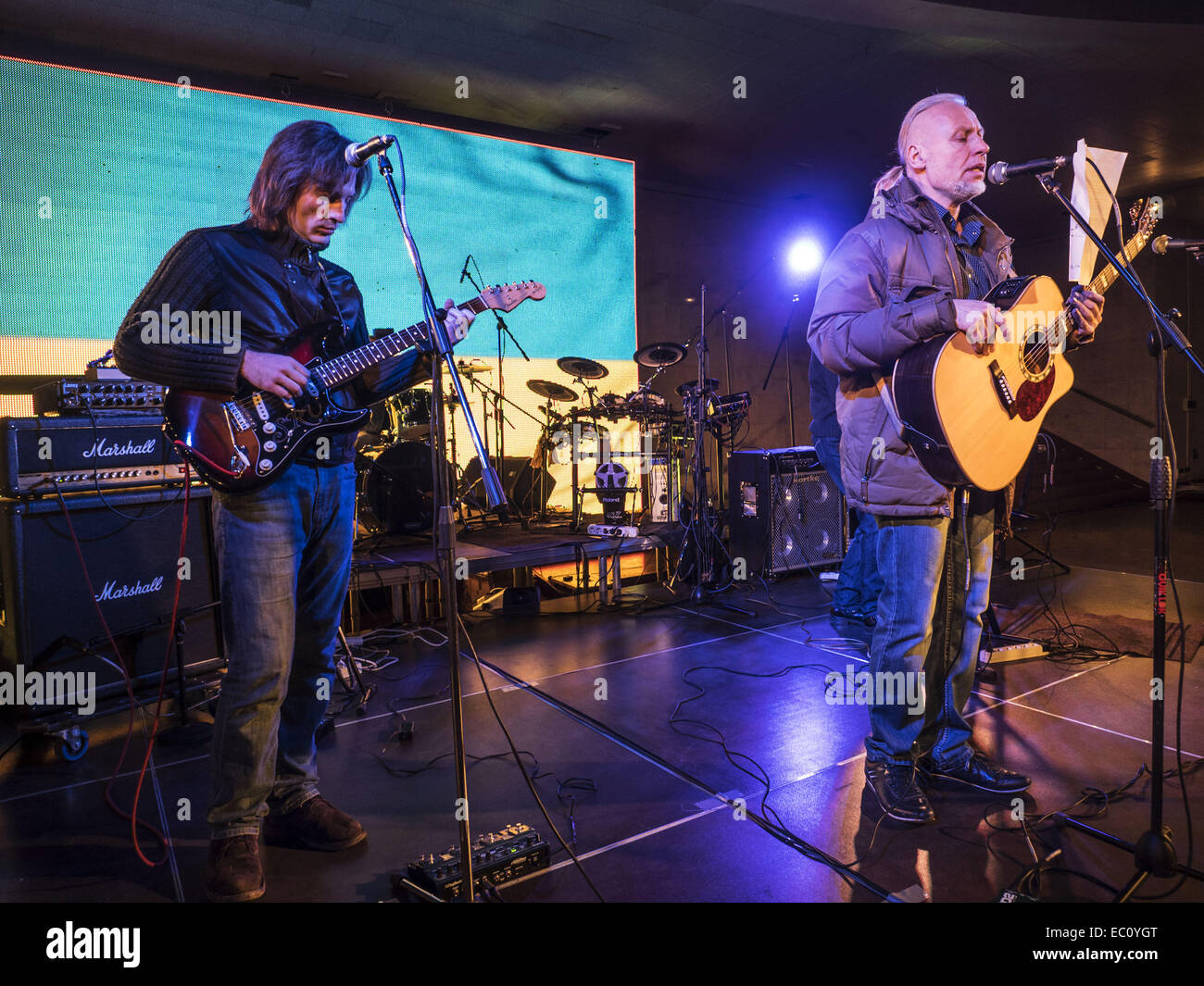 7. Dezember 2014 - Gruppe bekannt ukrainische '' Fata Morgana'' Proben vor dem Konzert. -Benefiz-Konzert in Erinnerung an Lennons "Give Peace a Chance'' fand in Sonntag, 7. Dezember 2014, Kiew, Ukraine statt. Musiker sind Geld, um Flüchtlinge und Soldaten kämpfen im Osten der Ukraine zu helfen erhöhen. © Igor Golovniov/ZUMA Draht/Alamy Live-Nachrichten Stockfoto