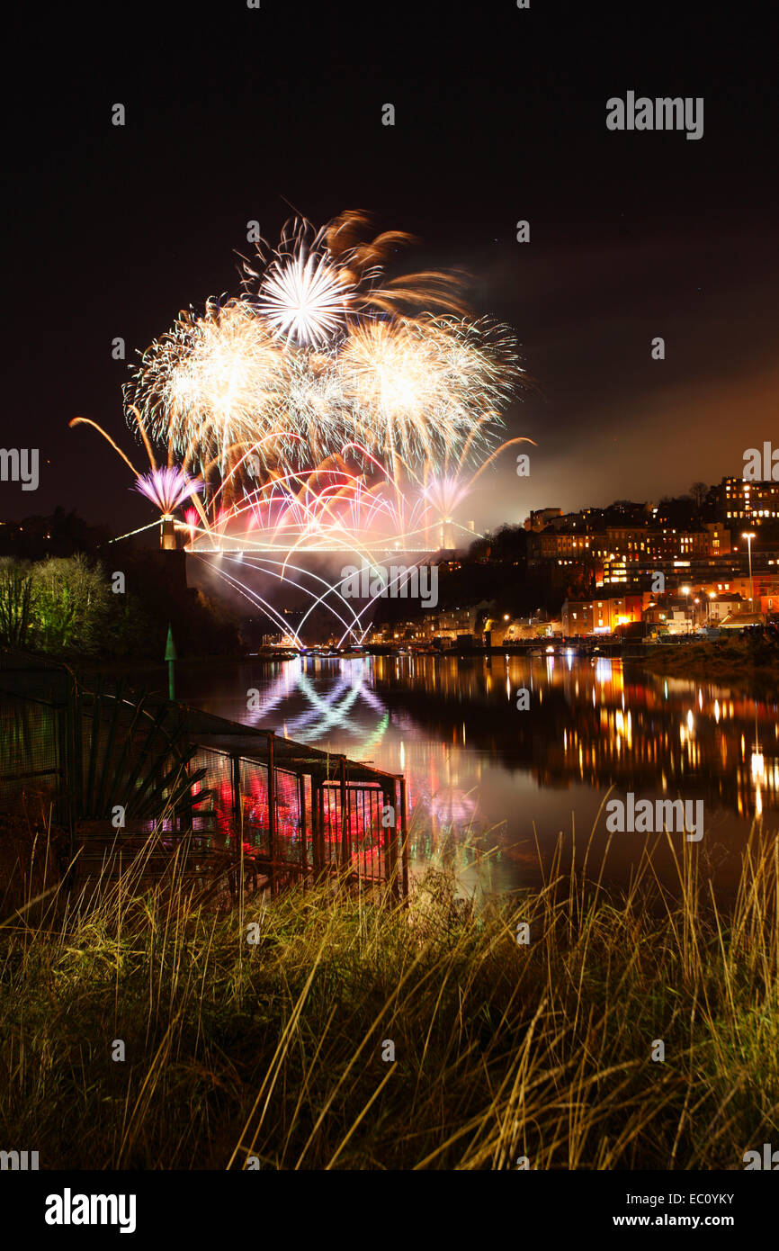 Bristol, UK. 7. Dezember 2014. Feuerwerk zum 150. Jahrestag der Eröffnung der Clifton Suspension Bridge zu feiern. 7. Dezember 2014. Bristol. VEREINIGTES KÖNIGREICH. Bildnachweis: James Osmond/Alamy Live-Nachrichten Stockfoto