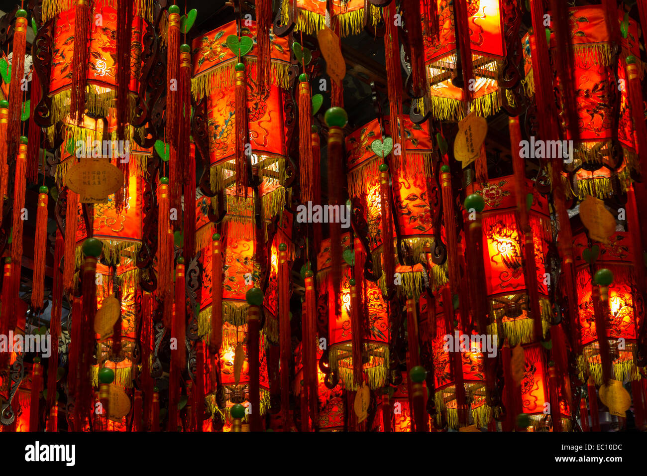 Nahaufnahme von vielen beleuchtet, bunt und orientalische Lampen/Laternen hängen vom Dach im Tianhou Tempel in Taipei, Taiwan Stockfoto