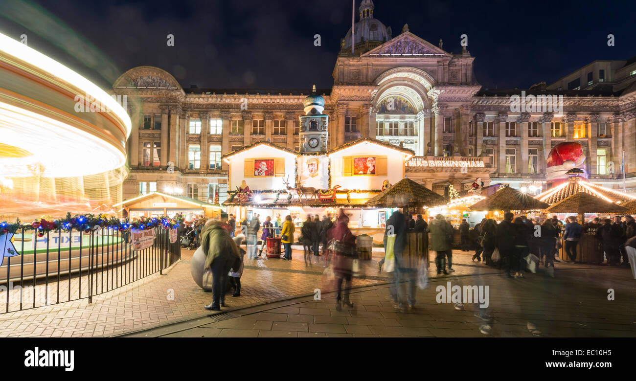 Käufer auf dem deutschen Markt, Birmingham, England. Victoria Square und Rathaus. Stockfoto