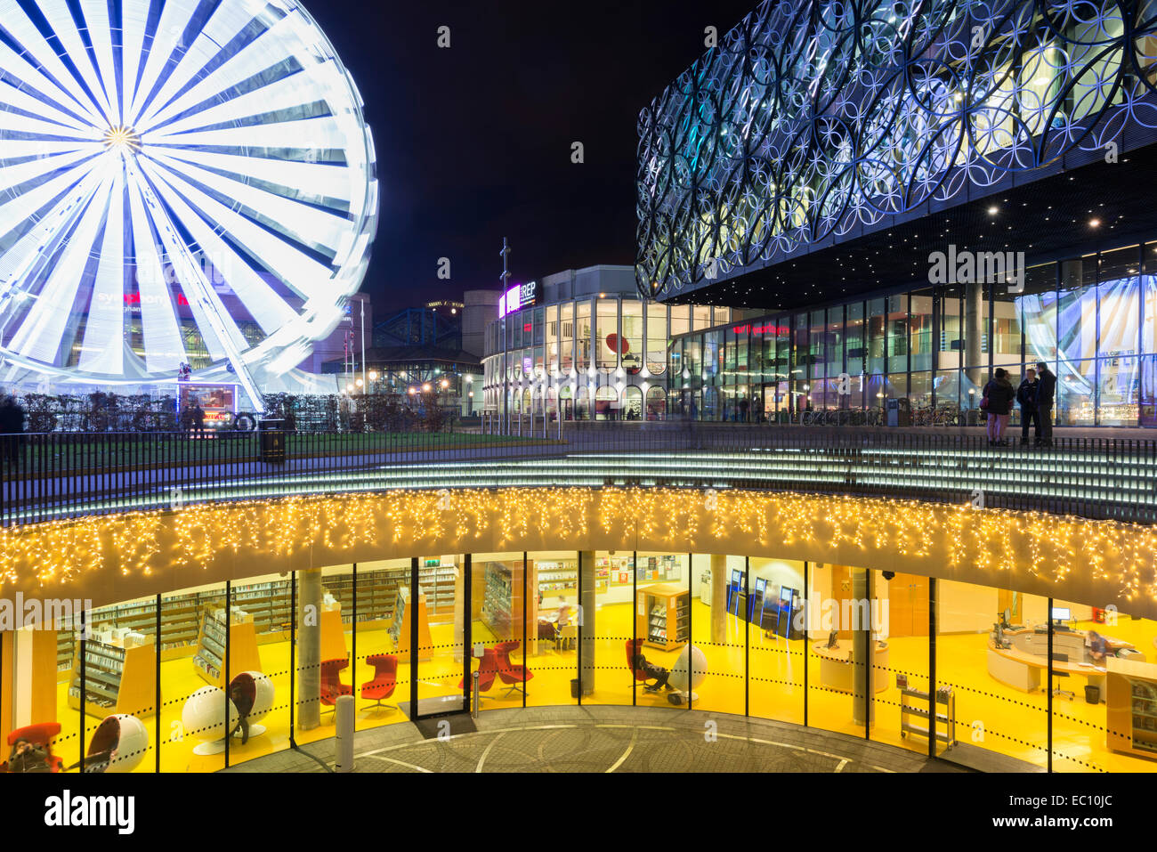 Die Bibliothek des Birmingham im Centenary Square, Birmingham, England, und Riesenrad. Stockfoto