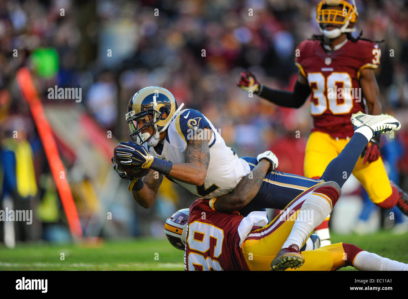 Landover, Maryland, USA. 7. Dezember 2014. Washington Redskins Cornerback David Amerson (39) versucht gegen die St. Louis Rams Wide Receiver Stedman Bailey (12) während das Matchup zwischen den St. Louis Rams und den Washington Redskins bei FedEx Field in Landover, Maryland. Bildnachweis: Cal Sport Media/Alamy Live-Nachrichten Stockfoto