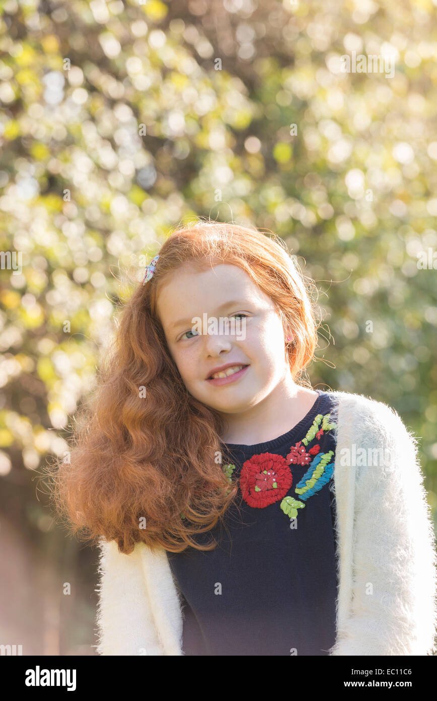 Ein kleines Mädchen in ihrem Garten Stockfoto