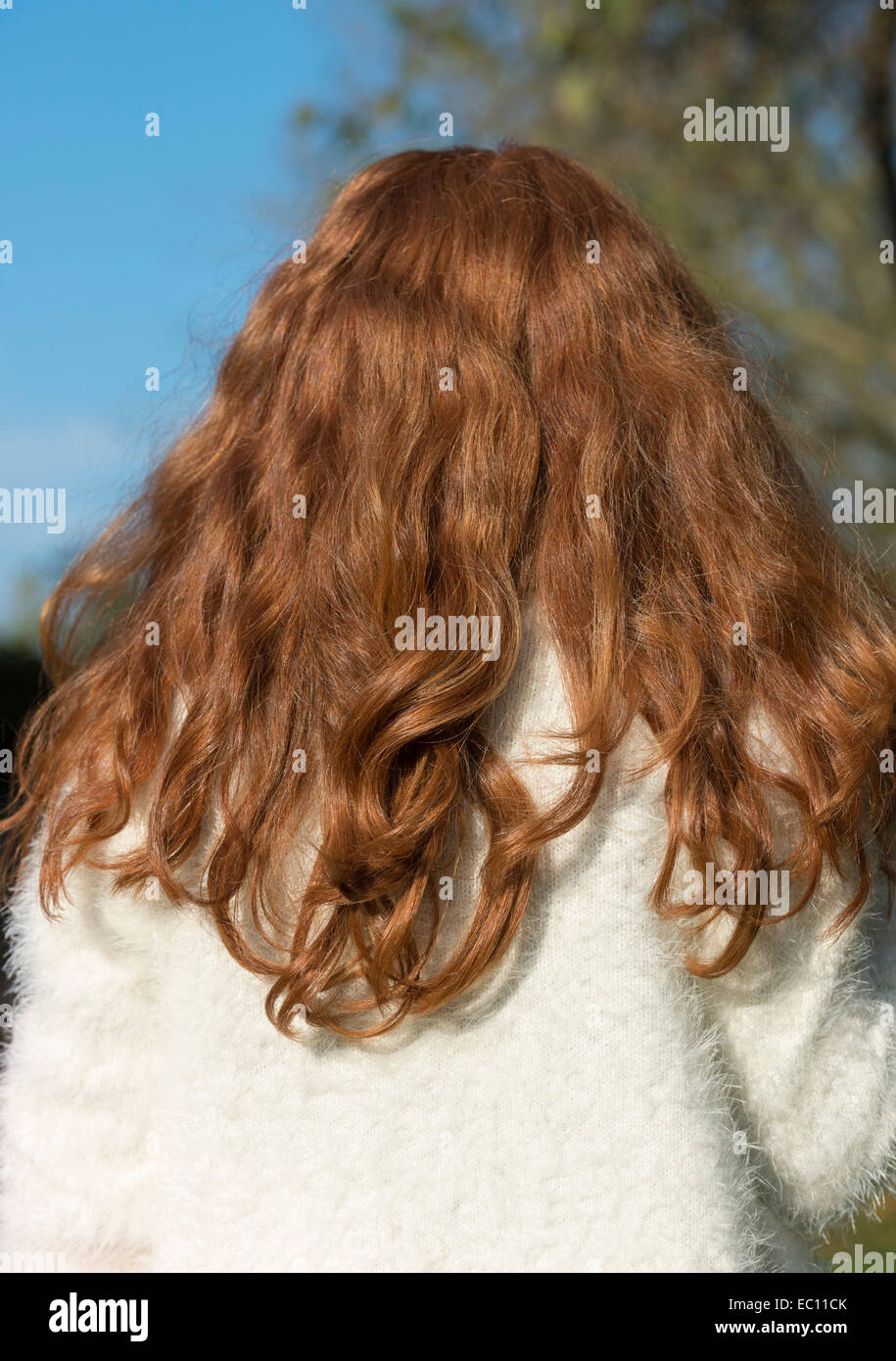 Ein kleines Mädchen mit Ingwer Haar von hinten Stockfoto