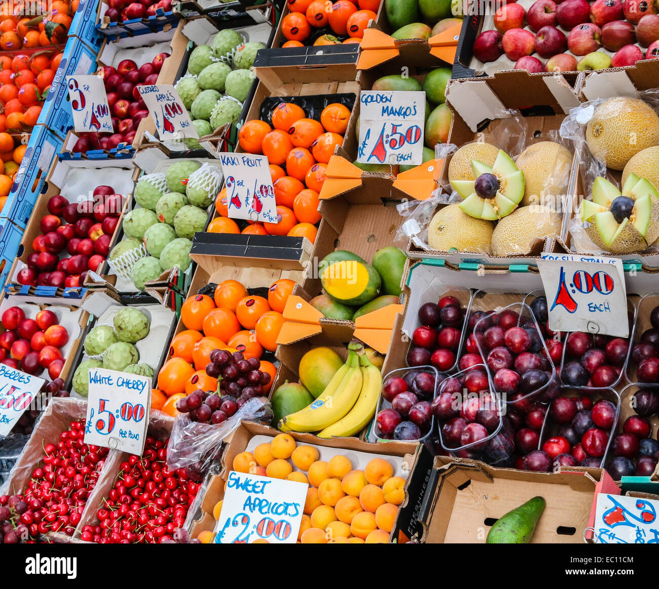 Obst stall Verkauf weiche und harte Früchte-London-UK Stockfoto