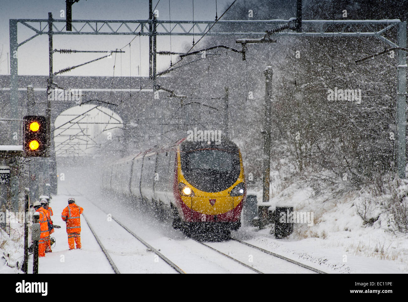 Ein Service der Virgin Trains nähert sich Birmingham im Blizzard Bedingungen am 23. Januar 2013 Stockfoto