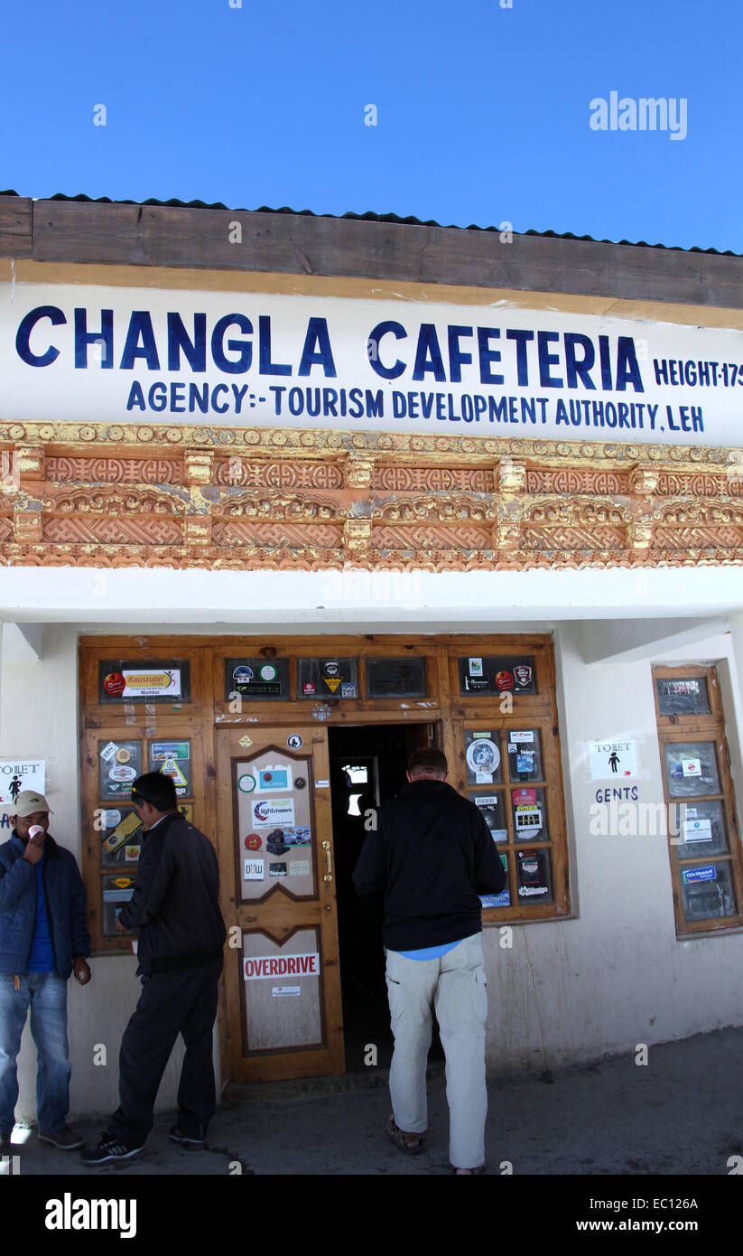 Cafe am Chang La Pass in Ladakh ist die dritte höchste befahrbare Pass der Welt Stockfoto