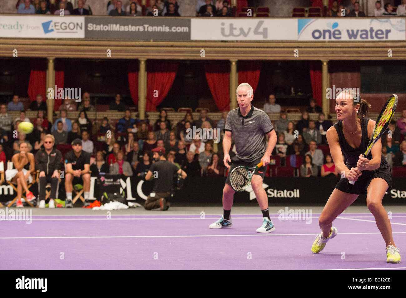 London, UK. 7. Dezember 2014. L-r: Heather Watson, Elton John, Andy Roddick (hinten) und John McEnroe und Martina Hingis spielen. 22. Mylan World Team Tennis Smash Hits, zum ersten Mal in der Royal Albert Hall, London, statt. Teilnehmer der Veranstaltung gehören Team Elton John: Andy Roddick, John McEnroe, Heather Watson und Martina Hingis und Team Billie Jean: Kim Clijsters, Sabine Lisicki, Tim Henman und Jamie Murray. Die Veranstaltung sammelt Geld für die Elton John Aids Foundation (EJAF). Die Veranstaltung findet bei Statoil Masters Tennis und die Veranstaltung 2014 wurde von Team Billie Jean gewonnen. © Ni Stockfoto