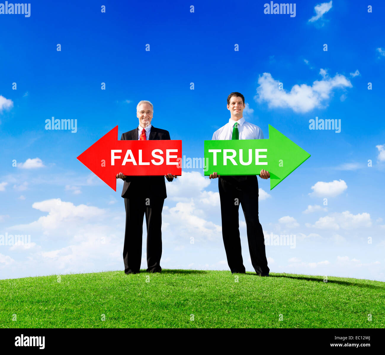 Zwei Geschäftsleute mit kontrastierenden Pfeile für False und True Stockfoto