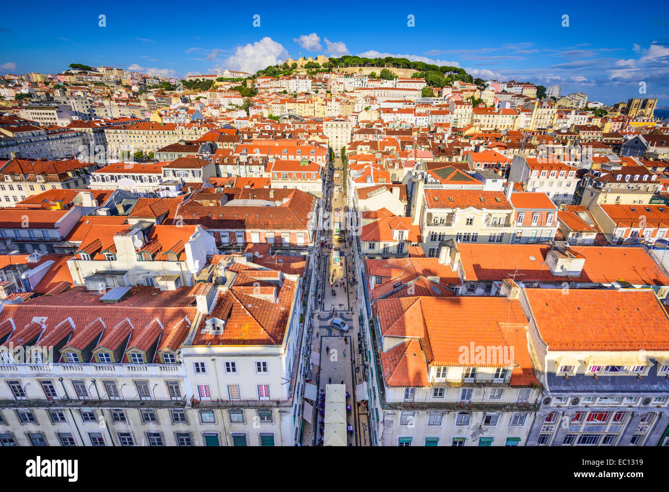 Lissabon, Portugal Stadt Skyline über Santa Justa Rua. Stockfoto