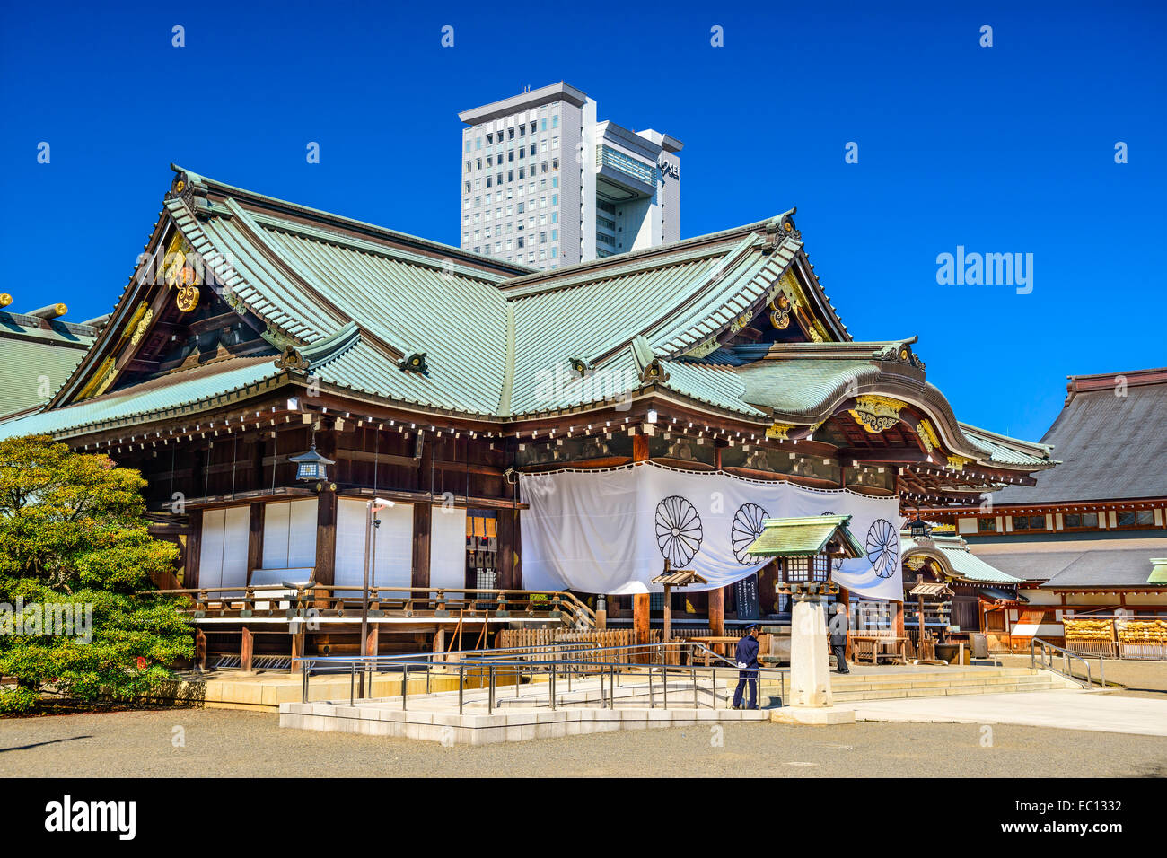 Wachen und Touristen am Yasukuni-Schrein. Der Schrein ist einer der umstrittensten in Japan. Stockfoto