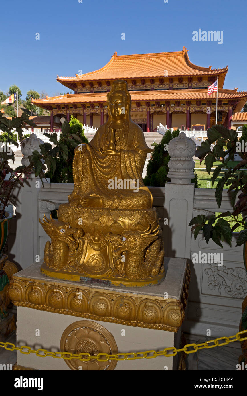 Statue des Bodhisattva Avalokitesvara, die auf Lotus Thron, auf zwei Drachen, buddhistische Tempel, Hsi Lai Tempel, Hacienda Heights, Kalifornien Stockfoto