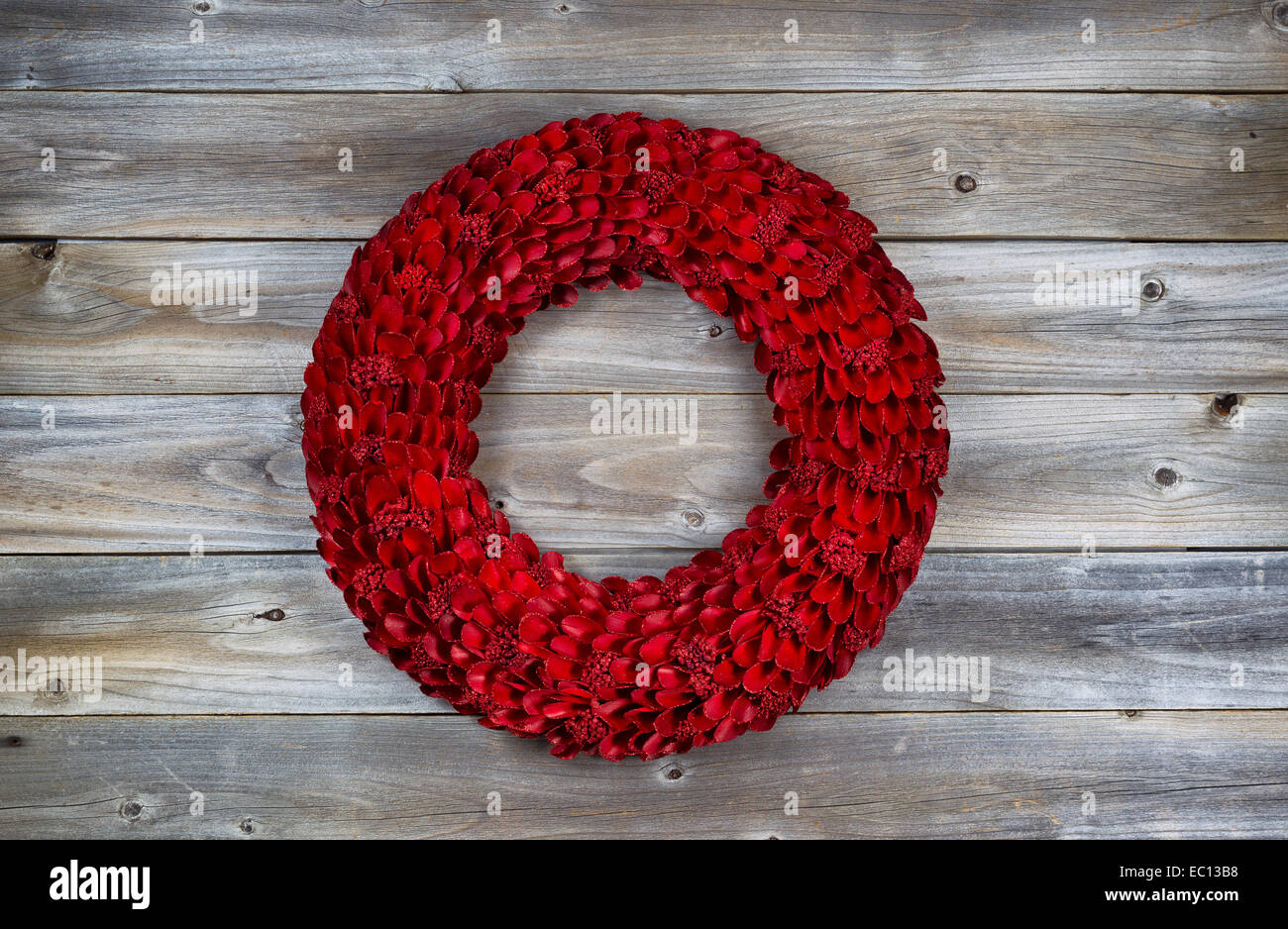 Hölzerne rot Adventskranz auf rustikalen Holz Stockfoto
