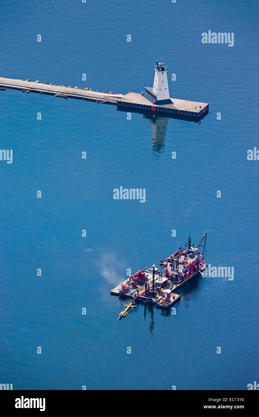 Barge Dedging Trageausstattung sitzt untätig im Hafen von Ludington, Michigan, USA. Stockfoto