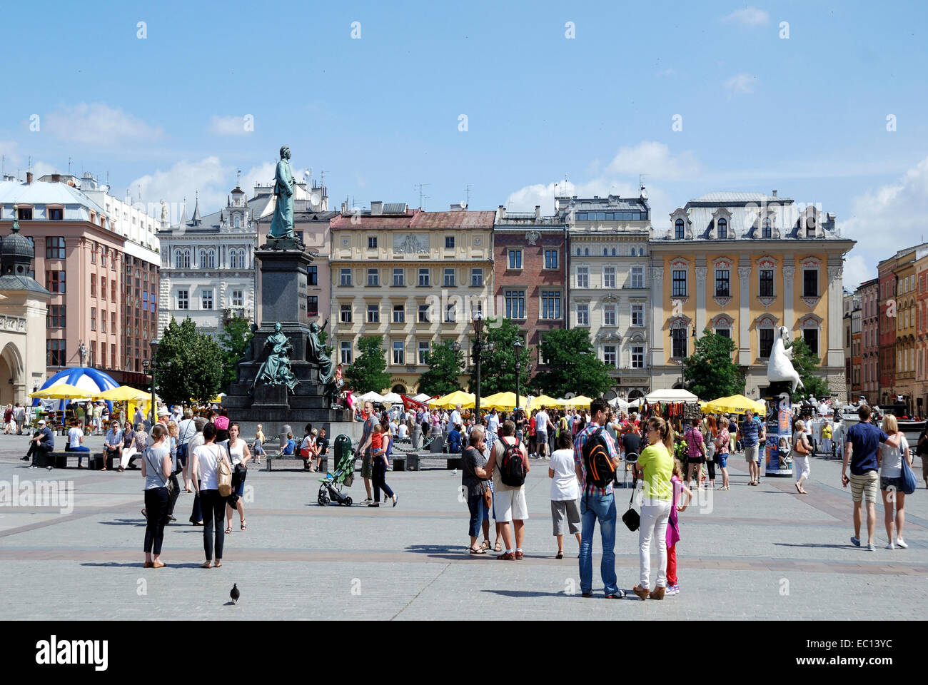 Altstadt von Krakau in Polen mit Touristen auf dem Marktplatz. Stockfoto