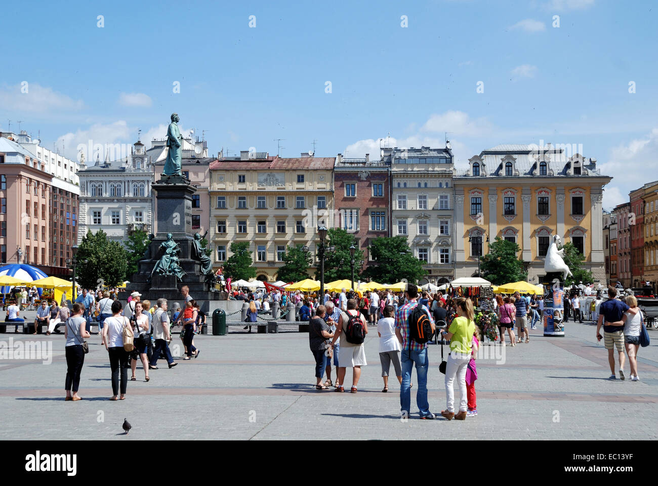 Altstadt von Krakau in Polen mit Touristen auf dem Marktplatz. Stockfoto