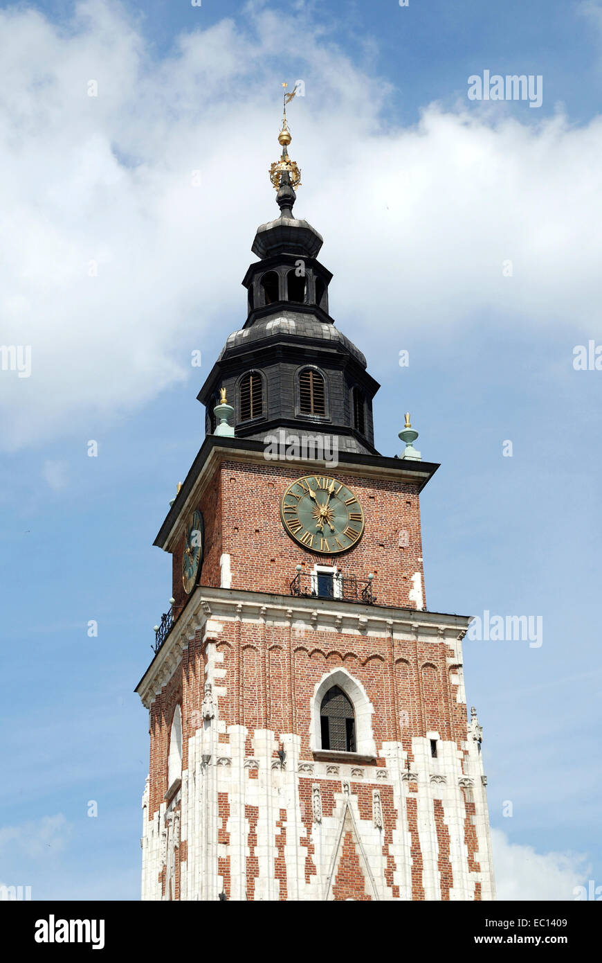 Rathausturm auf dem Marktplatz in Krakau in Polen. Stockfoto