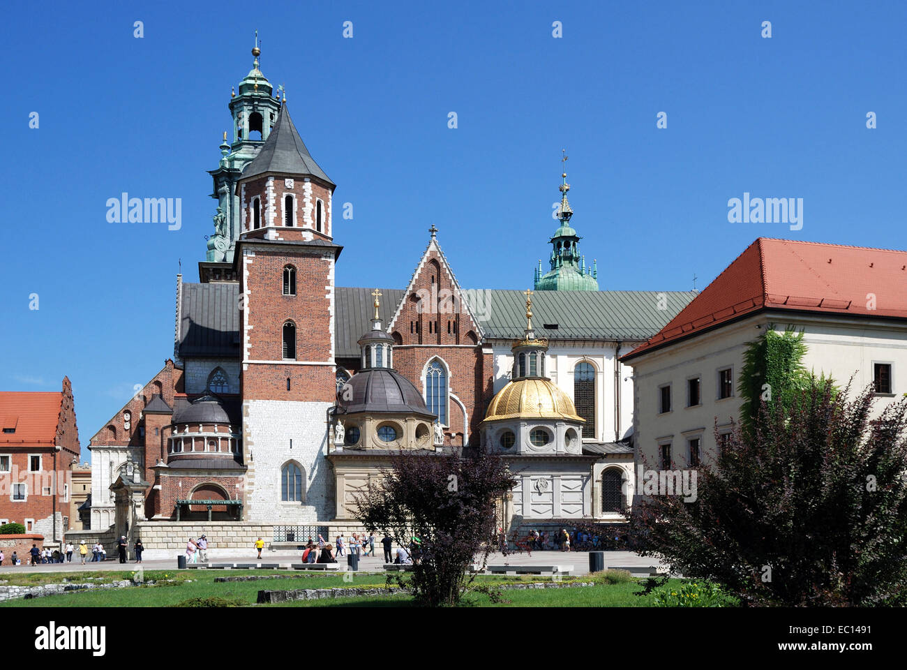 Kathedrale und die Kapelle als Teil des königlichen Schlosses in Wawel Hil von Krakau in Polen. Stockfoto