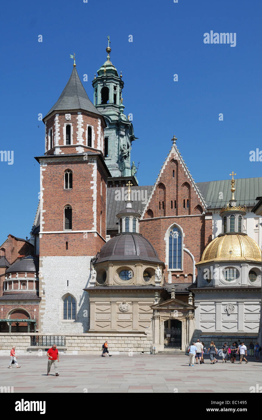 Kathedrale und die Kapelle als Teil des königlichen Schlosses in Wawel Hil von Krakau in Polen. Stockfoto