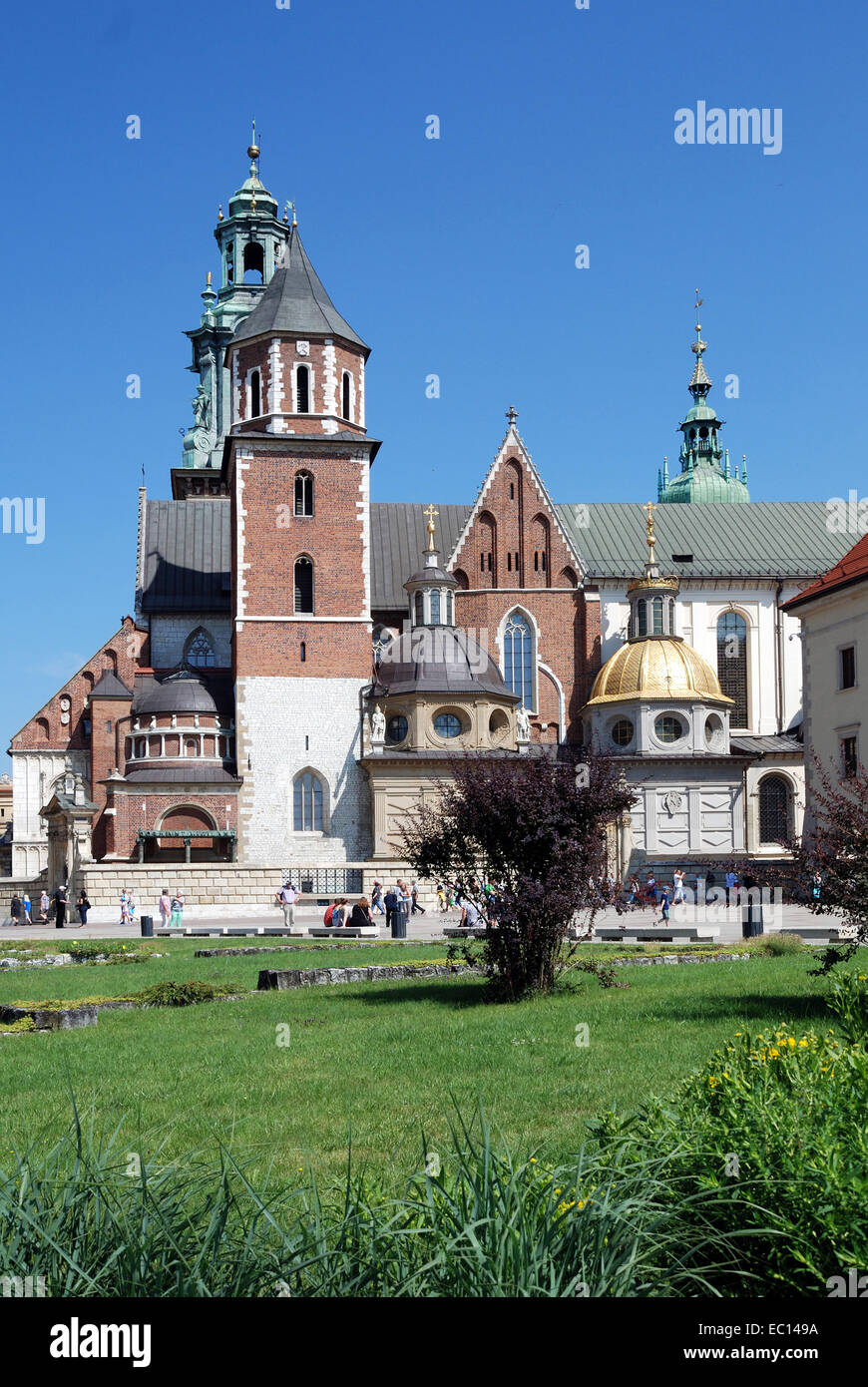 Kathedrale und die Kapelle als Teil des königlichen Schlosses in Wawel Hil von Krakau in Polen. Stockfoto