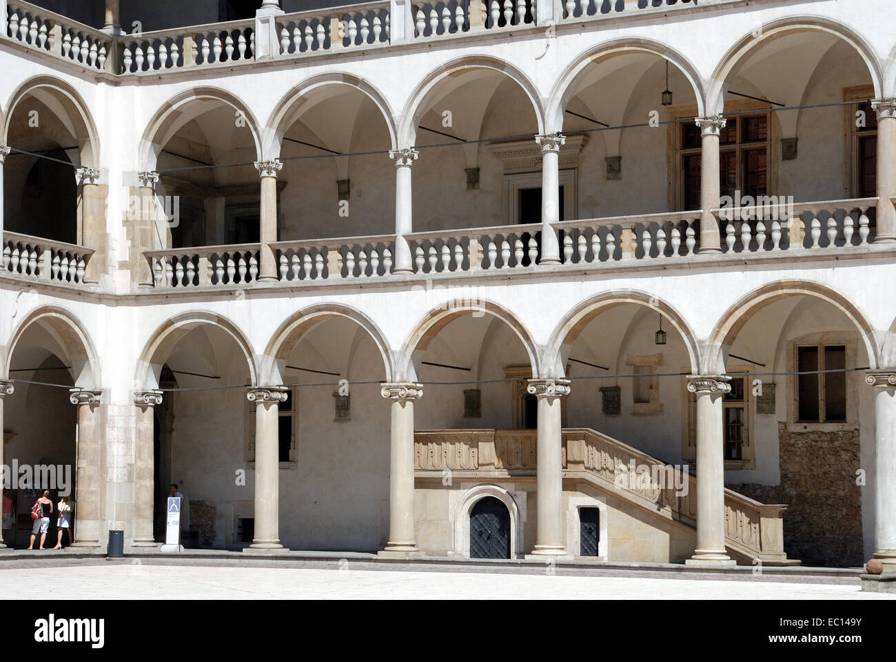 Hof das Königsschloss auf dem Wawel Hügel von Krakau in Polen. Stockfoto