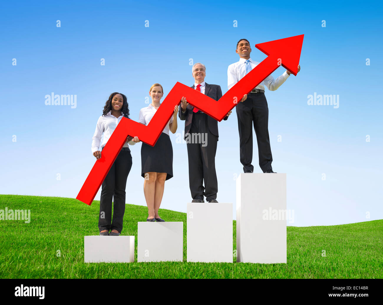 Gruppe von Business Leute halten rote Pfeil-Symbol im Freiland Stockfoto