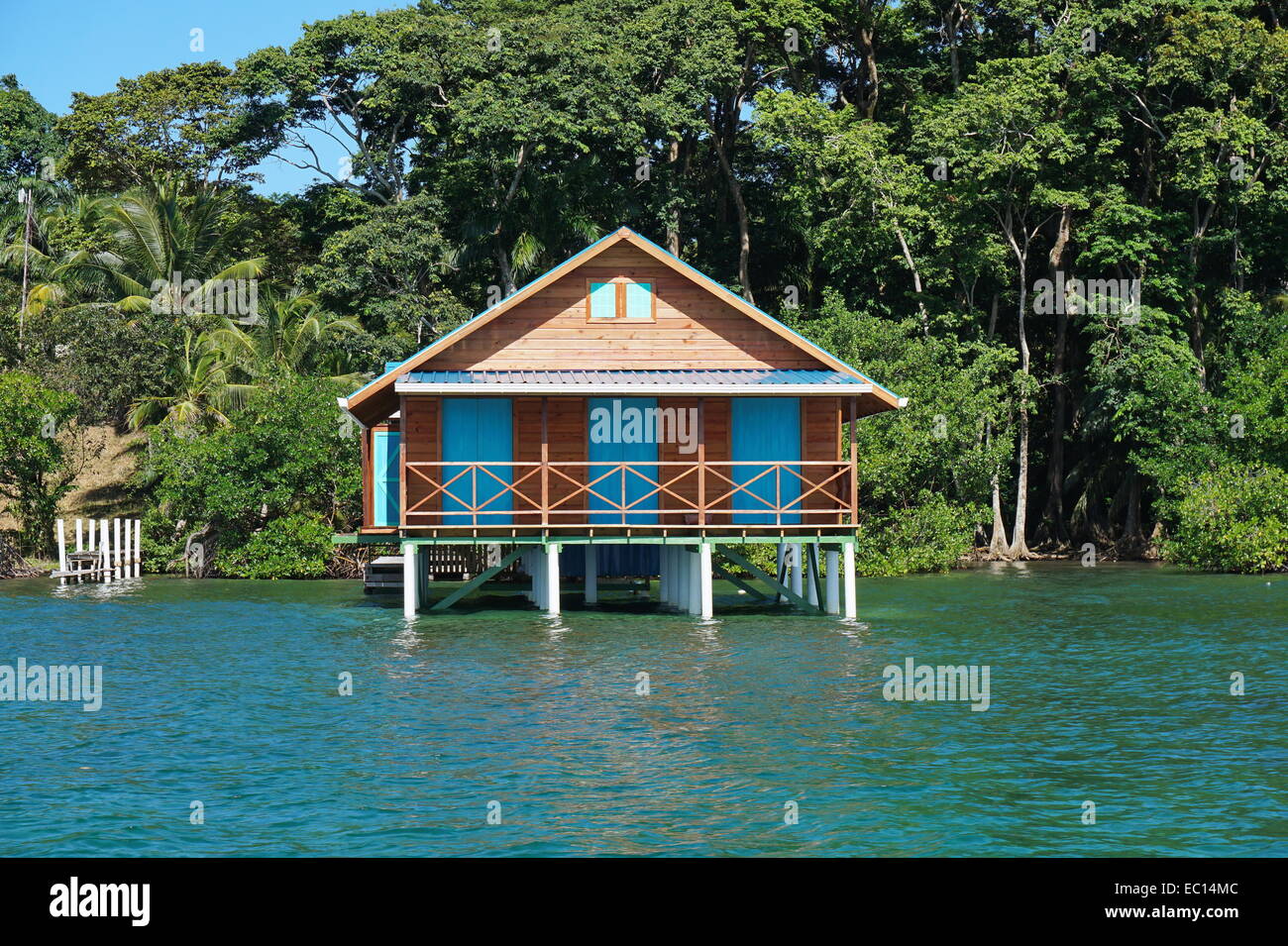 Bungalow über dem Wasser mit tropischer Vegetation im Hintergrund, Karibik, Bocas del Toro, Panama Stockfoto