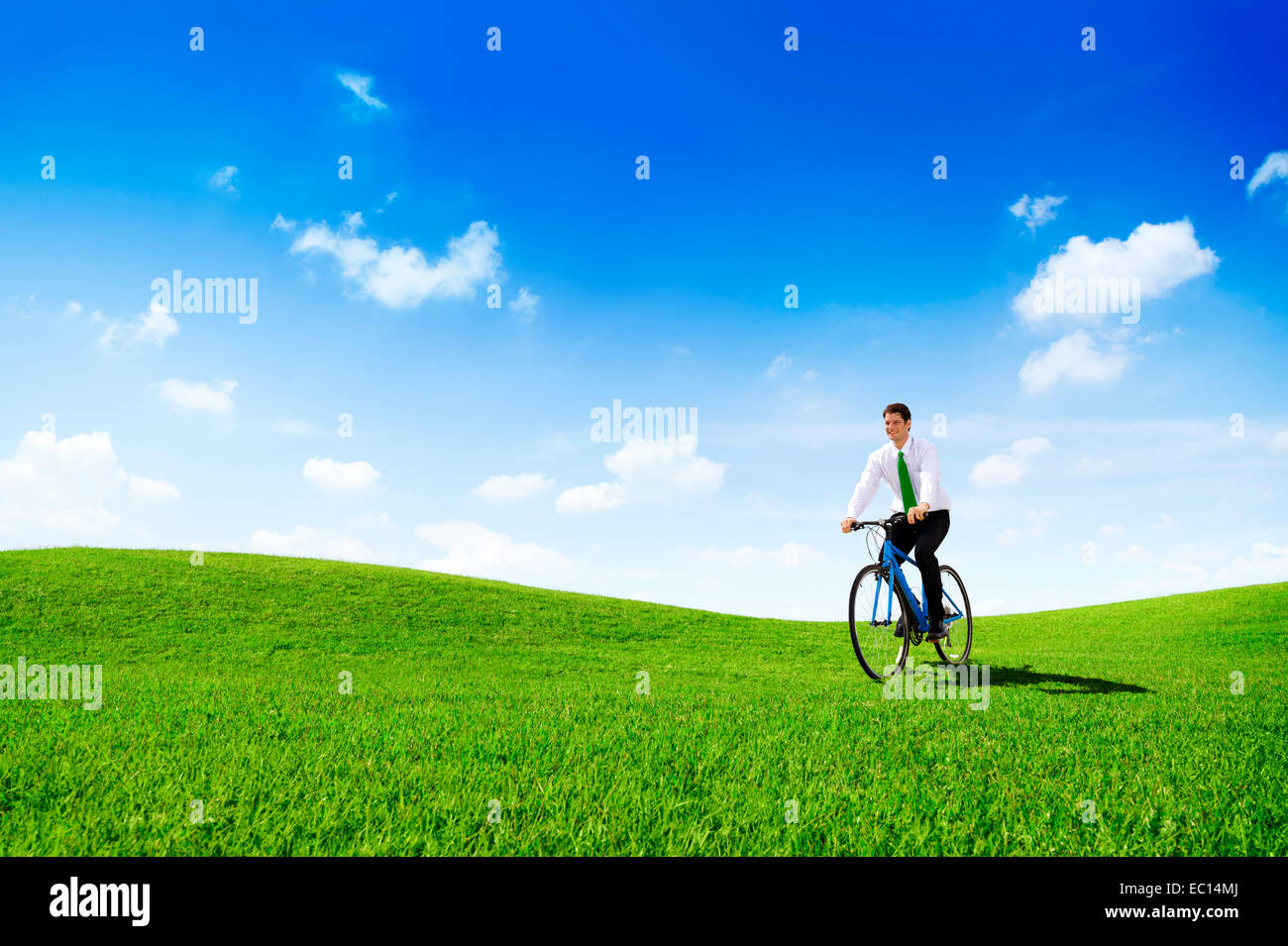 Grüne Konzept Business Mann Radfahren Fahrrad im freien Stockfoto