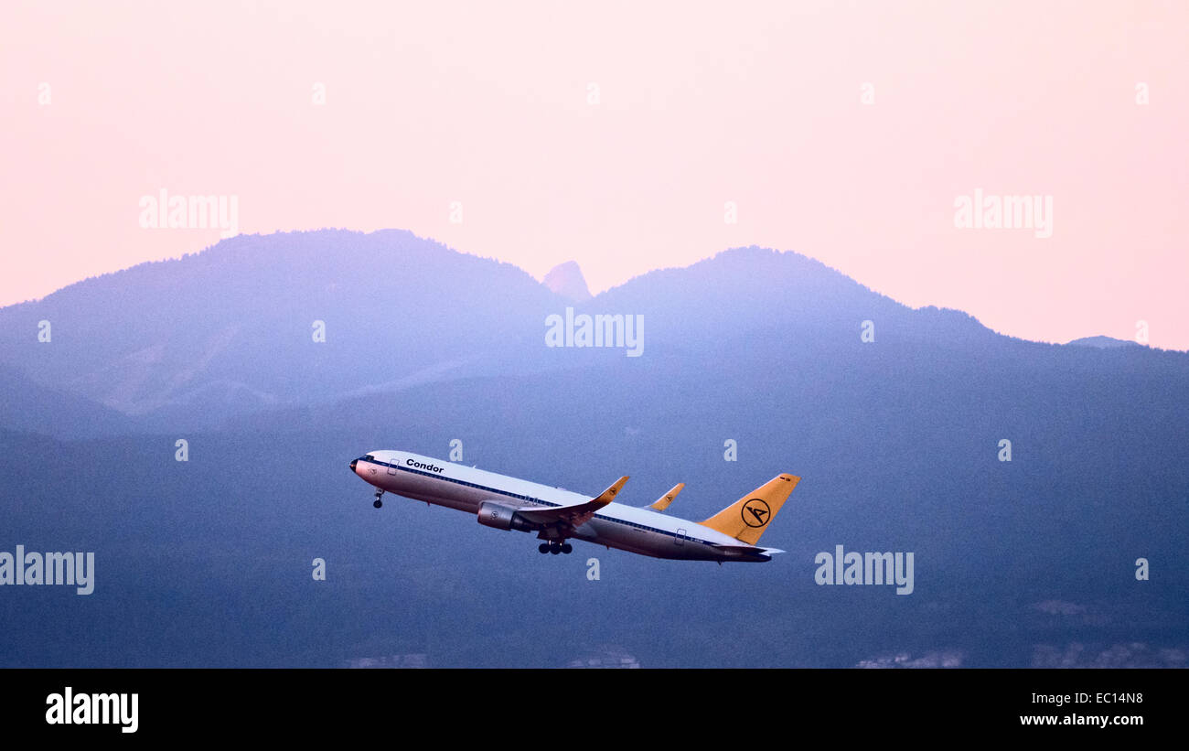 Condor Airlines Boeing 767 in Retro-Lackierung startet vom internationalen Flughafen Vancouver Kanada. Stockfoto
