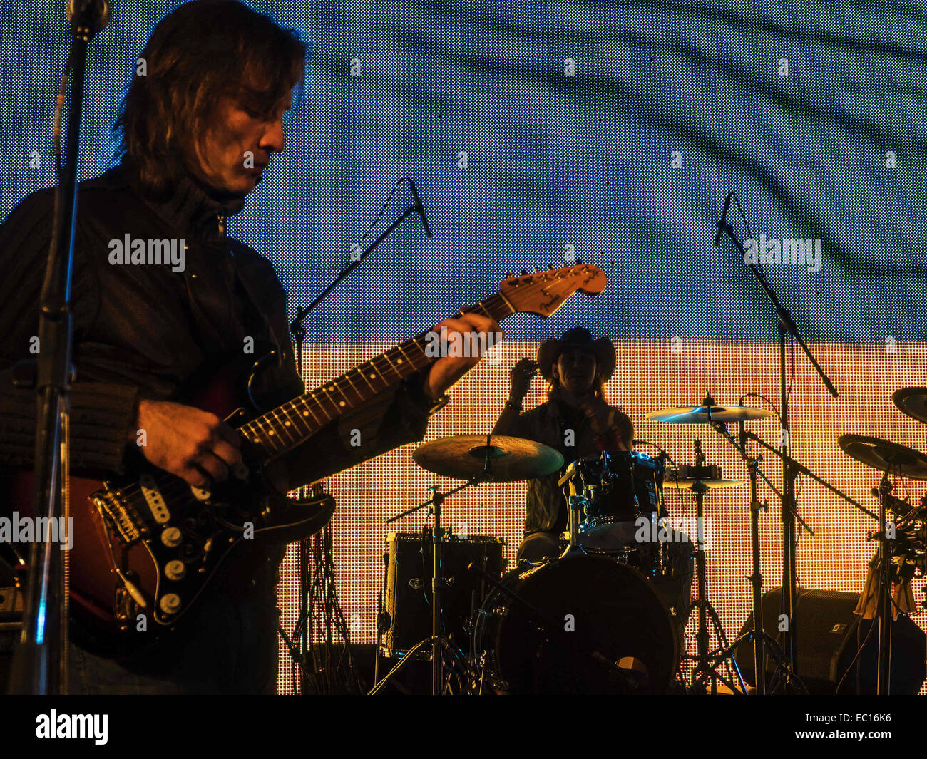 7. Dezember 2014. 7. Dezember 2014. Ukrainische Gruppe '' Fata Morgana'' Proben vor dem Konzert bekannt. -Benefiz-Konzert in Erinnerung an Lennons "Give Peace a Chance'' fand in Sonntag, 7. Dezember 2014, Kiew, Ukraine statt. Musiker sind Geld, um Flüchtlinge und Soldaten kämpfen im Osten der Ukraine zu helfen erhöhen. © Igor Golovniov/ZUMA Draht/Alamy Live-Nachrichten Stockfoto