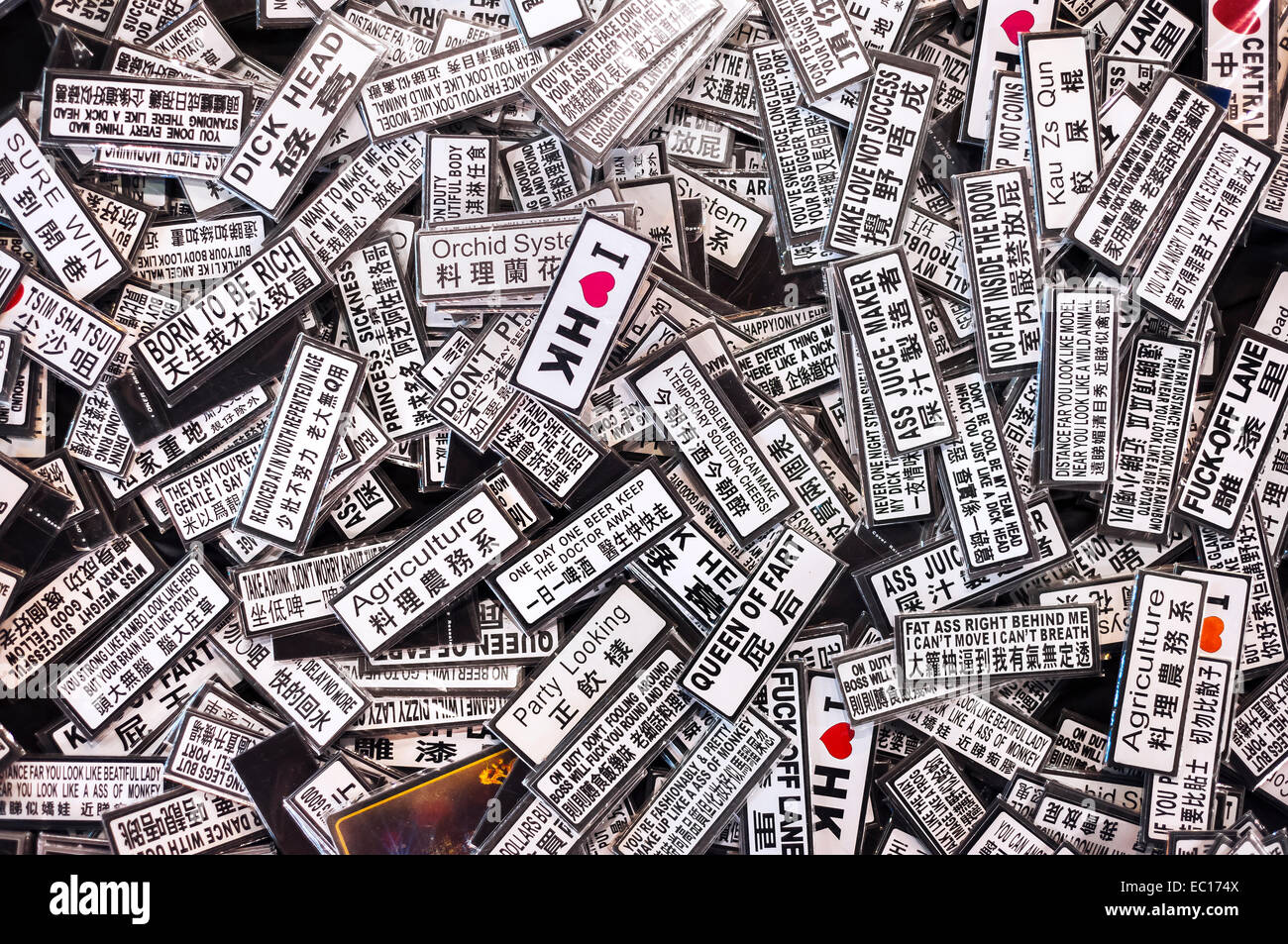 Souvenir Neuheit Magneten auf einem Straßenmarkt in Hong Kong Stockfoto